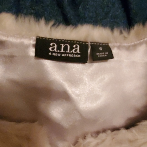 Faux Fur & faux Llama Vest - Picture 7 of 8